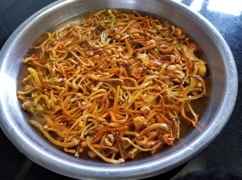 step2: 蟲草花，先沖洗一次，再用清水浸泡，浸泡蟲草花的水可一同放入煲湯