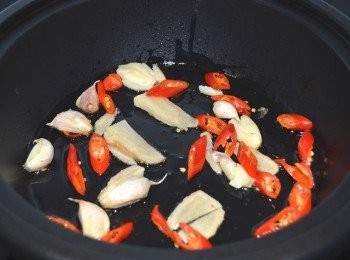 step2: 下油鍋，薑片,辣椒,蒜頭先爆香。