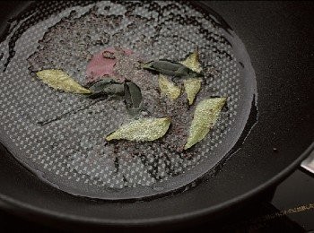 step4: 將油放入平底鍋中，用略小的中火加熱，再放入芥末籽（圖四。如果有咖哩葉的話一起加入）。