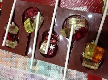 step1: 先將fox糖果（水果糖/薄荷糖）一組組顏色深淺分類拆糖紙並排入矽膠模內，並加入紙棍仔