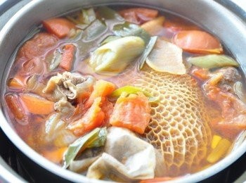 step6: 燉滷好的整鍋湯汁飄著濃濃的牛肉香及蔬菜甜