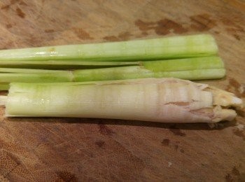 step2: 香茅用刀背拍開。