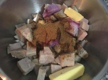 step6: 烤塔皮時，可將蒸好的芋頭與紫山藥趁熱用叉子壓成泥後，加入糖和無鹽奶油混勻，