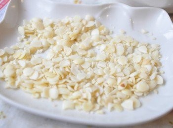 step1: 準備杏仁片，先以塑膠袋裝起來後，以硬物或拍蒜器將杏仁片稍微拍碎