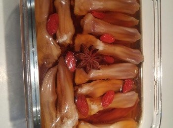 step3: 將<span class="group_2">醉酒汁</span>放入盒攪混,然後浸透鴨舌,最好早上浸晚上食。