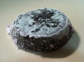 step1: 將「冷凍紫心地瓜」置入盤中，放進電鍋，外鍋放1杯水蒸煮。