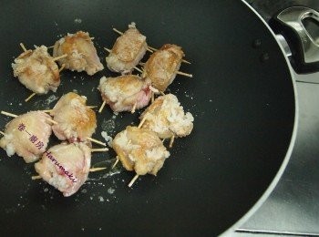 step3: 熱鍋少油輕放鷄球煎兩面至金黃色