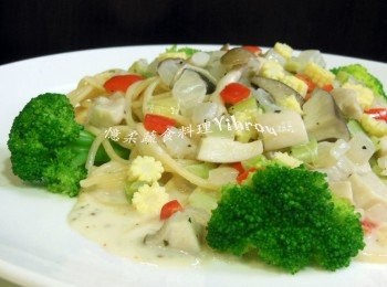 step3: 煮麵: 1.鍋中水要夠.大火煮滾加入鹽和油.水滾加入義大利麵煮至個人喜好軟硬度