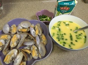 step4: 雞蛋打發至滑身，過篩，加入雞湯，再加入蔥花，將瀝乾及涼身的花甲排好在碟上