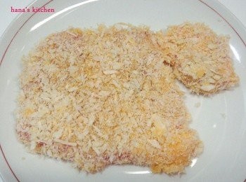 step2: （將蛋打散）再將里肌肉片照順續沾上麵粉-蛋液-粗麵包粉-蛋液-粗麵包粉.