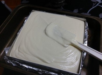 step12: -再加入淡忌廉膠勻便完成,   將<span class="group_3">豆腐芝士餡</span>倒入紅豆餡上，放雪櫃冷藏5小時至凝固