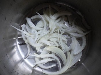 step1: 取一鍋放入洋葱絲鋪底