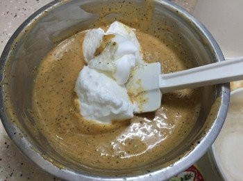 step7: 將1./3旦白霜拌入步驟6內,同樣以切拌法混合好