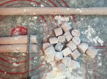 step7: 接著切成等量大小，並撒上玉米粉或太白粉防沾。芋圓完成。