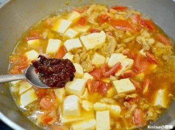 step6: A.中華豆腐切塊丟入 
B.倒入2杯水 (量米杯)
 C.依序加入3匙辣豆瓣醬