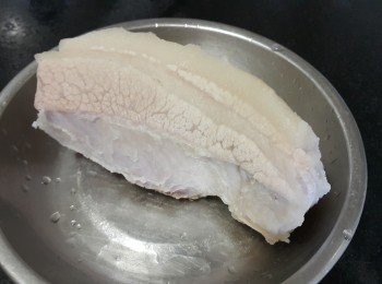 step2: 將五花腩用薑片，黃酒出水去腥