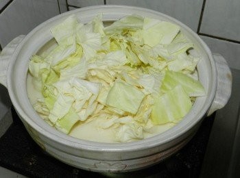 step2: 放入切好的高麗菜，先將高麗菜煮軟