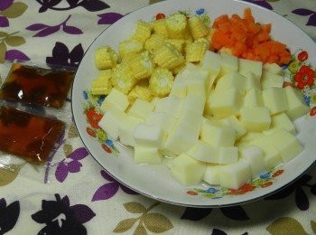 step1: 將材料切丁準備好，記得取出桂冠芙蓉豆腐附贈的柴魚湯包喔！