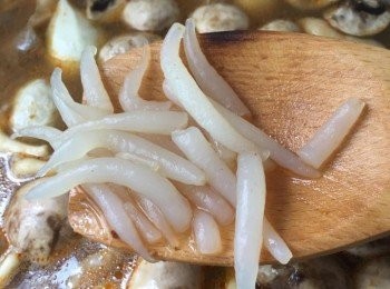 step8: 煮大約8分鐘見銀針粉轉至透明色