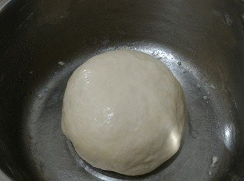 step5: 把已搓好的麵團放置在大碗中，在麵團表面噴少許水再用保鮮膜包著存放在温暖的地方進行第一次發酵1小時。(體積會發大約兩倍)