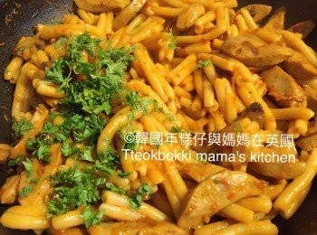step5: 加入parsley、鹽和黑胡椒粉調味拌勻熄火。