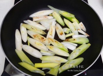 step3: 另一隻平底鑊燒熱，不要下油, 下京蔥鋪平，把蔥的兩面烤香。