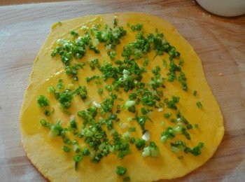 step10: 接著均勻灑上蔥粒。