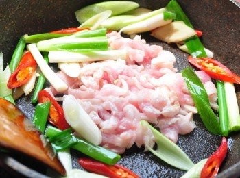 step4: 再將蔥、蒜段、辣椒、薑片爆香，放入豬肉絲拌炒