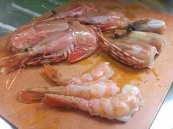 step1: 牡丹蝦解凍， 將蝦頭切出， 蝦身脫殼