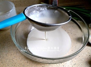 step2: 加入蝦皮水及水拌勻至粉漿 , 再用隔篩將粉漿篩兩次除粉粒備用