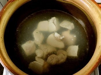 step3: 瘦肉切塊放入鍋中飛水。