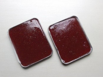 step11: 熄火後快速將軟糖倒至淺型容器裡(需先舖上一層烘焙紙)。放涼後置入冰箱冷藏一晚做定型。