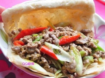 step8: 一份大份量的異國與中市合併的料理~香辣綠咖哩牛肉燒餅~完成囉!