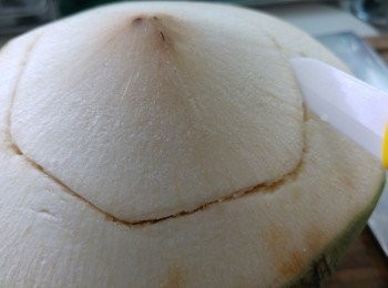 step2: 將椰青先用刀出自己想要的大細,再用大刀斬下去,亦可以直接斬下揭開椰青。