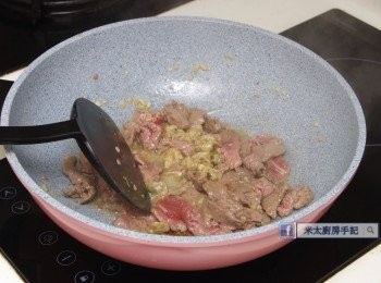 step3: 鍋中下1湯匙油燒熱，下薑米爆香，再下牛肉快炒至五成熟，放入蜆蚧續炒。