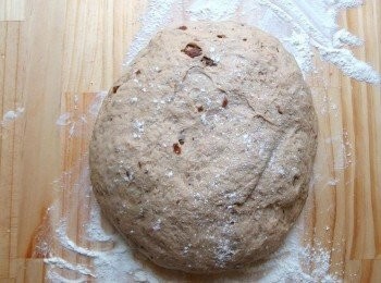 step9: 第一次發酵完成將麵糰取出,在桌上及麵糰表面上撒一些高筋麵粉,以輕壓方式將麵糰空氣拍出(做第一次翻麵),麵糰整型好放回保鮮玻璃碗裡,在麵糰表面噴一些水罩上保鮮膜,放在冰箱裡低溫發酵到隔天早上