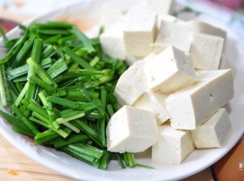step6: 接著將韭菜洗淨後切成2-3公分長，豆腐瀝乾水分後切成小正方形狀