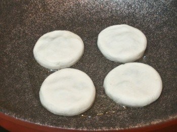 step6: 把步驟(5)放入平底鍋內壓扁，用小火煎至透明及兩面金黄。