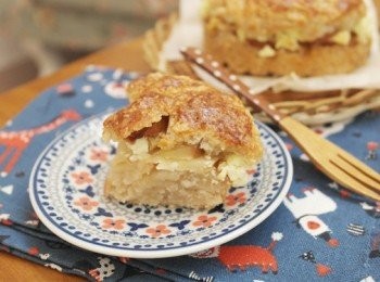 step10: 無須先煮過的蘋果，新鮮切片直接去烤後散發著清新果香。蛋糕口感外皮酥脆內鬆軟，蘋果甜味與起士香味緊緊相依著 ♡