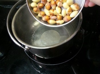 step3: 白果用滾水煮約半分鐘去衣