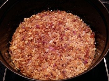 step5: 當紅蔥頭爆香至顏色快焦黃時(先熄火),這時加入醬油及海鹽,稍微拌一下,利用餘溫慢慢攪拌均勻上色。當幾乎快變焦黃色時立即用漏勺全部撈出放在盤子裡放涼。