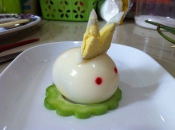 step4: 只要小心的處理，蛋黃是不會掉下來的。^^