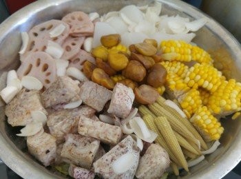 step2: <span class="group_1">底層</span>鋪旺菜,<span class="group_2">第二層</span>鋪蘿蔔,芋頭,栗子,粟米,鮮百合和粟米芯。