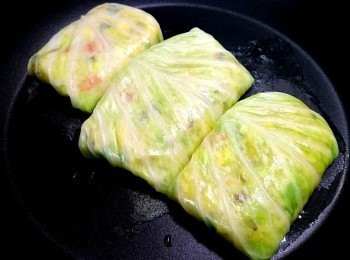 step14: 取出平底鍋，放少許奶油和橄欖油，開小火。待奶油融化時，放入高麗菜捲（接合處朝下），蓋鍋蓋，開中火慢煎。