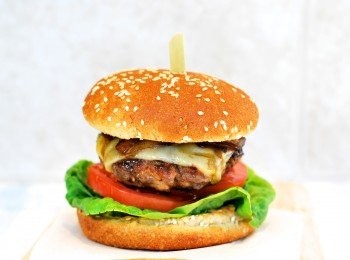 step10: 在麵包底層抹上辣味美奶滋，疊上生菜、蕃茄、漢堡與起司、<span class="group_3">焦糖洋蔥</span>，即可趁熱享用