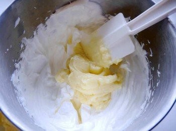 step9: *與冰藏後的卡士達攪拌均勻即可。