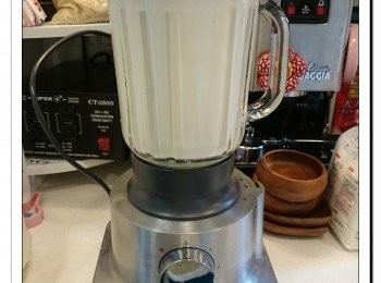 step2: 龍皇杏及白米加入水900g, 放入攪拌機攪至幼滑。