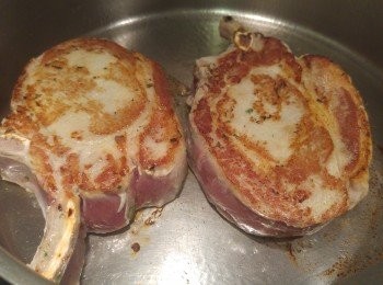 step2: 將火轉為細火蓋蓋每面幾分鐘, 之後打開蓋測試下豬鞍是否熟透, 可以利用叉拮下扒表面, 看看有沒有血水滲出, 如有可以多焗一陣, 最後將豬鞍側面都略煎一下。