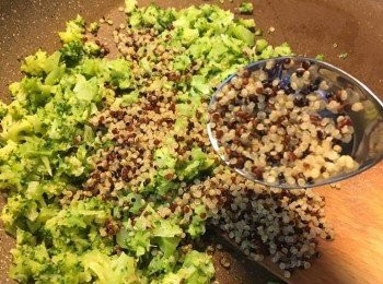 step3: 放少許牛油、橄欖油落鑊, 之後加入西蘭花碎、藜麥略炒一下