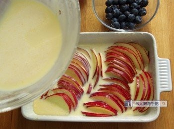 step5: 蘋果去芯切薄片，排好在焗盤內；倒入蛋糕漿至蓋過2/3蘋果。